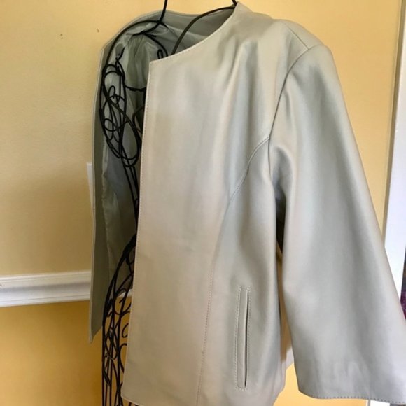 Neiman Marcus round neck cropped buttonless 3/4 sleeves leather blazer - Picture 8 of 10